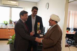 تجلیل از جایگاه پدر و قدردانی از تلاش‌های مستمر و مؤثر کارکنان در پیشبرد اهداف دانشگاه 