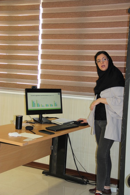 دفاع لیلا گلچین از رساله دکتری خود با موضوع بررسی تغییرات ماده سفید در بیماران آفازی پیشرونده‌ی اولیه